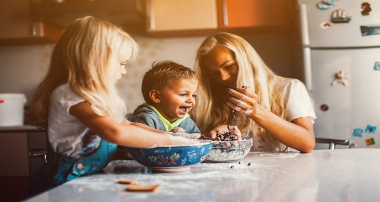 Donne tra il diritto al lavoro e il diritto alla famiglia Donne tra il diritto al lavoro e il diritto alla famiglia